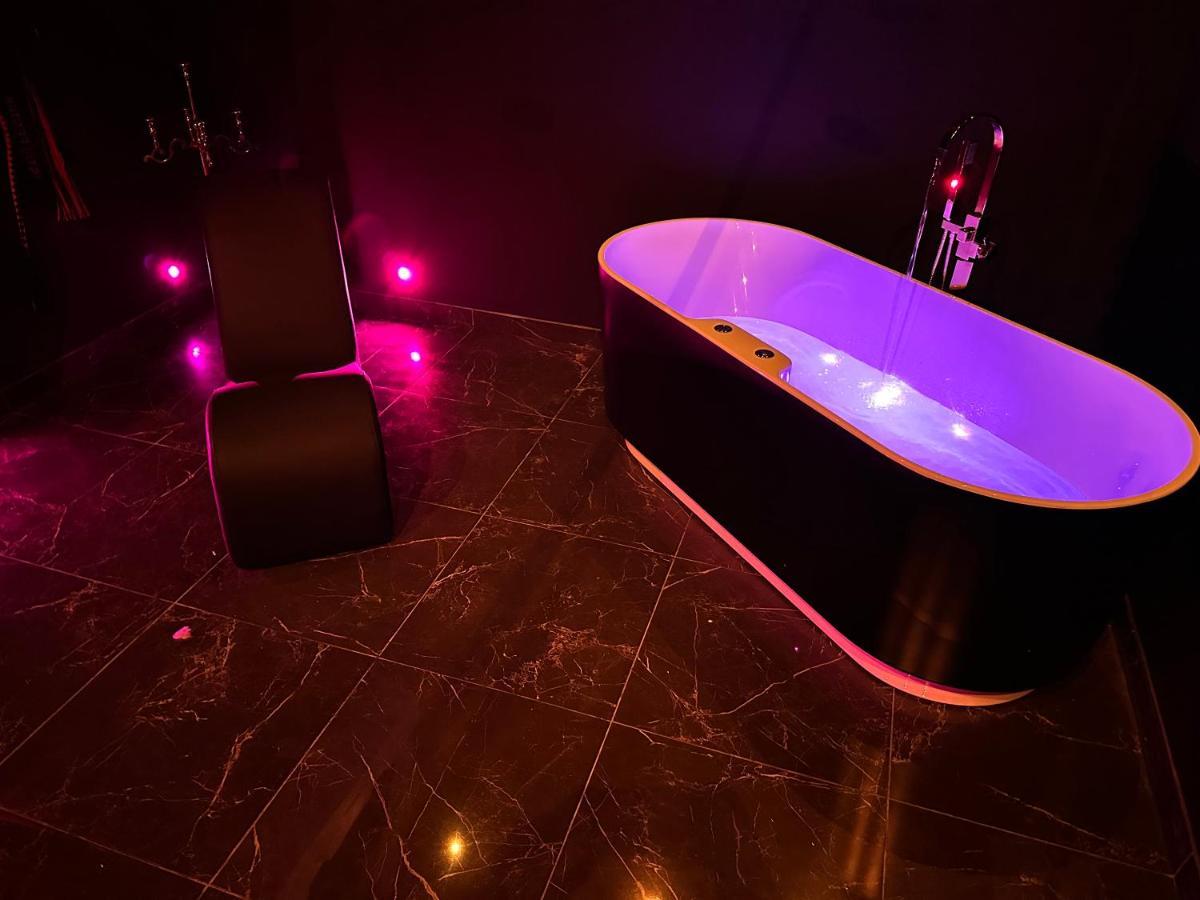 Loveroom De Luxe - Theme 50 Nuances De Grey Maison Privative Spa Insolite Douchy-les-Mines Extérieur photo